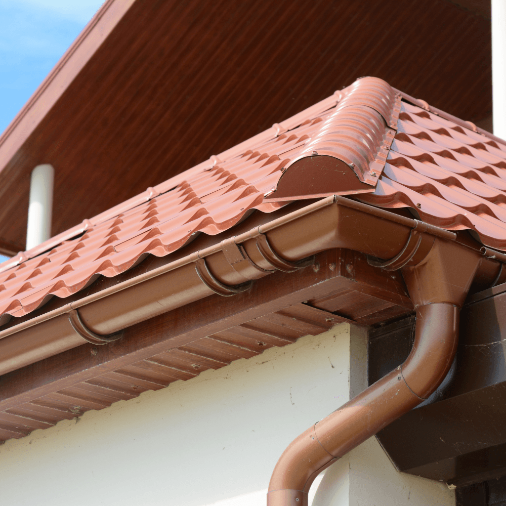 image d'un ouvrier installant une gouttière