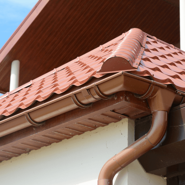 image d'un ouvrier installant une gouttière